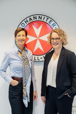 vlnr.: Silke Aue, Key Account Managerin bei den Johannitern im Landesverband Niedersachsen/Bremen mit Verbandsvorsitzende Sabine Jung
